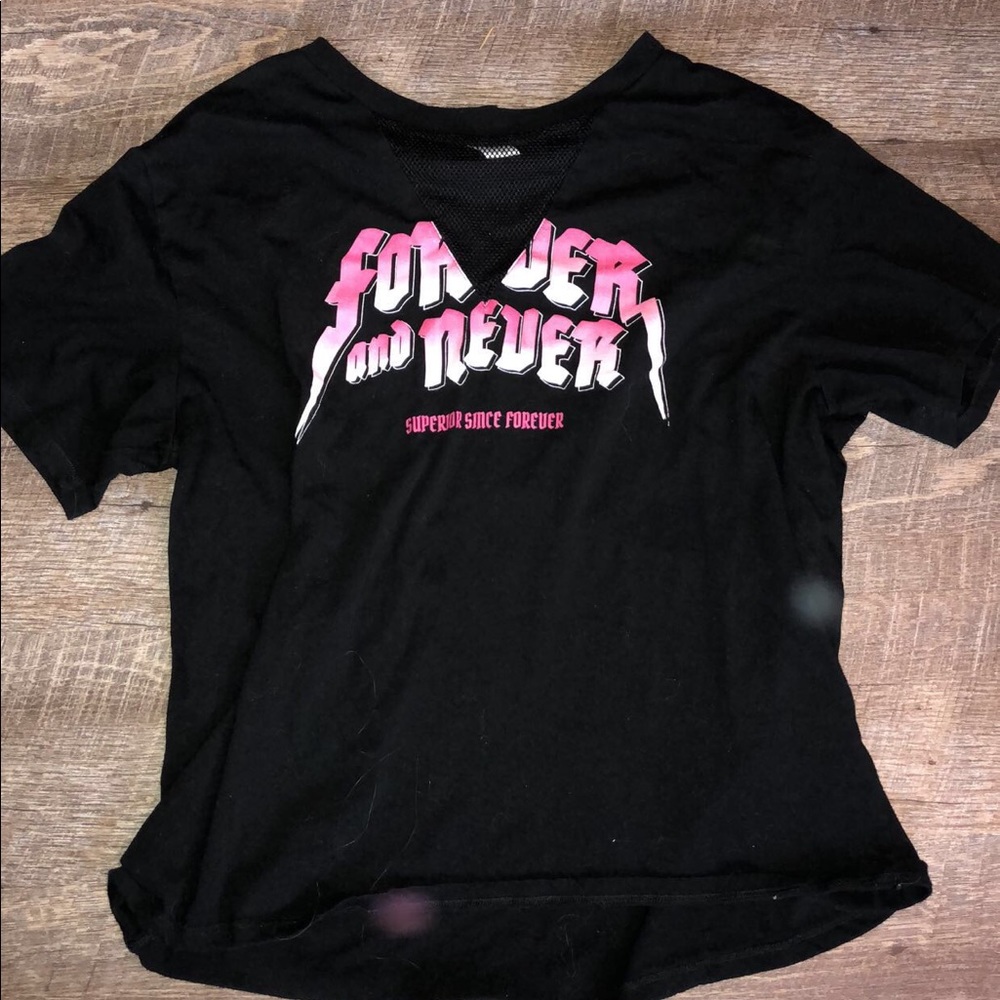 A black T-shirt.
